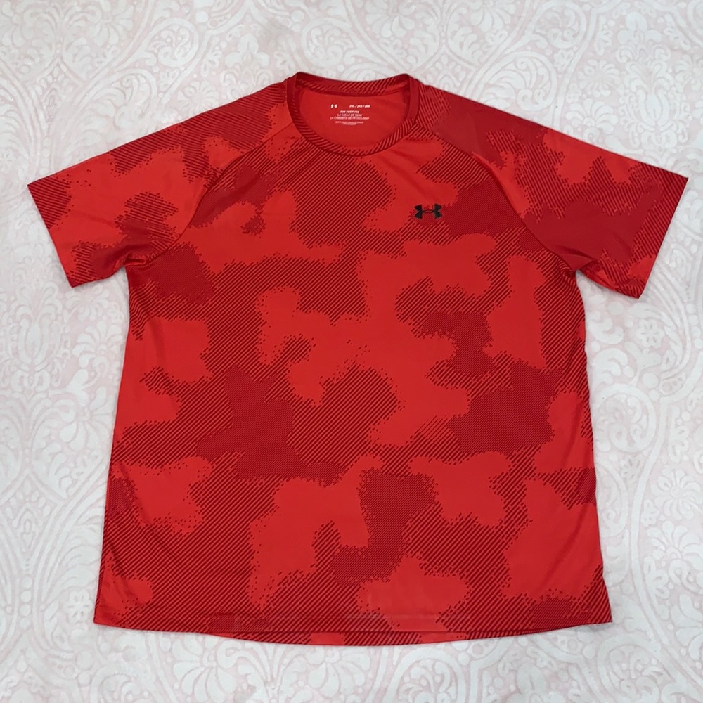 EUC UNDER ARMOUR TECH TOP